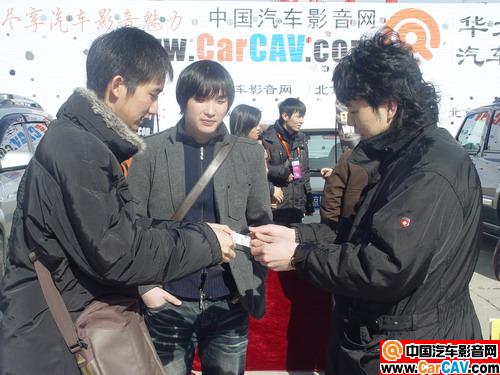 卓信科技左乐（右）、邓菁经理（中）和北京诚生隆林彬生的交流