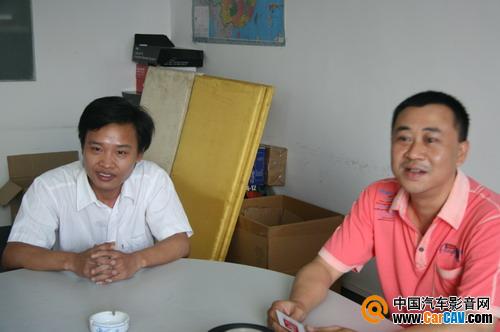 乐聆电子白健辉白总（右）和负责销售的张俞华先生
