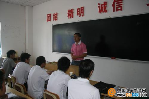 张福信先生向学员们介绍在结业后，将获得的国家相关技能认证的作用