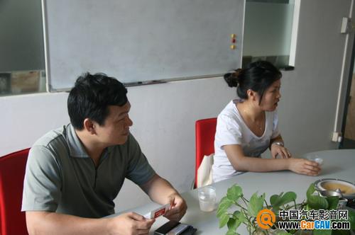 CarCAV.com中国汽车影音网总经理谭希静先生（左）和邓雪娜小姐