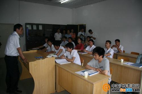 开课后，首先由高总向学员们介绍上一期培训班的基本情况，同时也对在座的学员们加以热情的期许。
