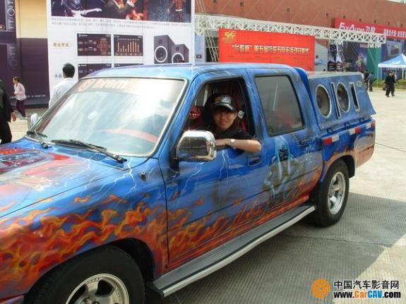 此为泉州元泰的展示车，十分炸机作风，色彩炫耀，在现场一直吸引着众多的围观者。车中女子为CarCAV.com专用车模花开的方向。
