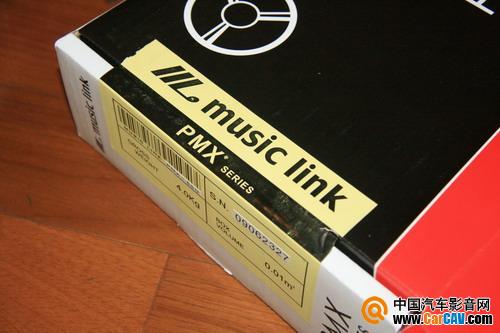 尽管尚不是行业内的顶级品牌，但在不少细节上，乐聆（Musiclink）的用心还是会令人产生好感。例如封箱所使用的胶布，也是特别定制的品牌专用。