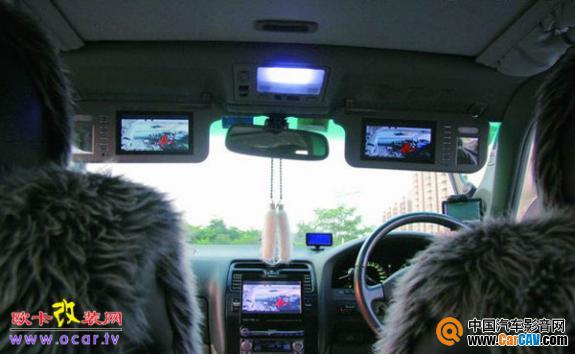 车内的3个LCD显示屏可以在塞车时帮忙打发时间，但东莞的交通视乎比广州的要好得多。