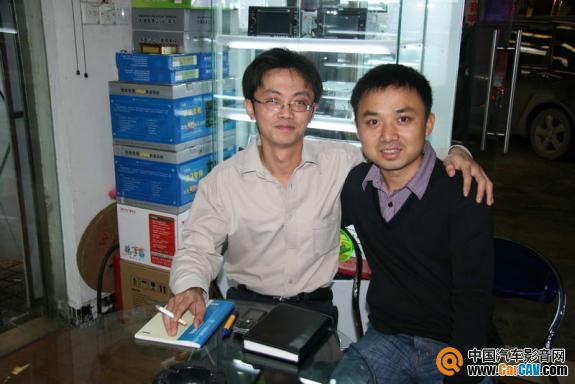 路特仕策划部经理陈环宙（右）和武汉分公司李经理
