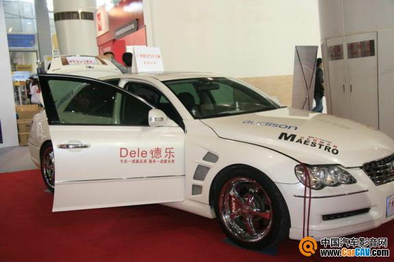 广州德乐的白色锐志展示车，白色锐志比黑色好看多了，轮轱好象也改过