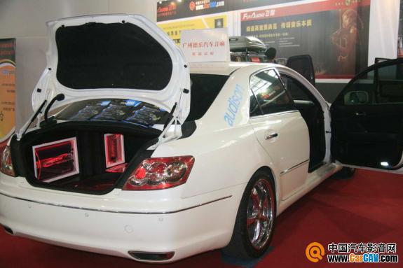 广州德乐现代依兰特展示车，用的是圣美歌功放，小编觉得这款功放外观真不赖！