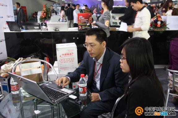 左起：欧华电子有限公司总裁徐应龙、CarCAV.com编辑小洁