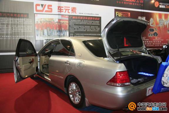 广州东兴丰田皇冠展示车，用的都是曼琴产品