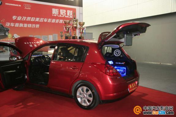 广州新君跃的红色骐达展示车