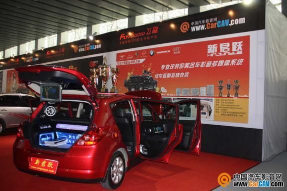 广州新君跃的红色骐达展示车