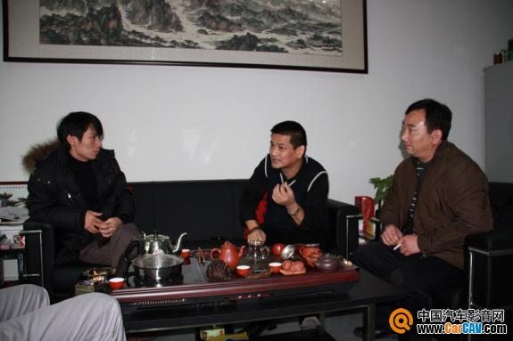 左：CarCAV.com运营总监阿锦、嘉铭仁总经理陆培仁、副总经理戴利华