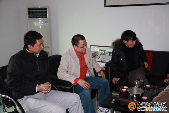 右起：CarCAV.com运营总监阿锦、新飞汽车电子总经理蒋曰法、深圳诺威达总经理黄维权