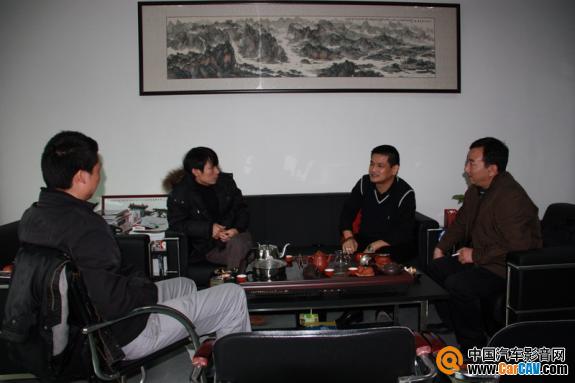 嘉铭仁总经理陆培仁（右二）、副总经理戴利华（右一）、CarCAV.com运营总监阿锦（左二）、深圳诺威达总经理黄维权（左一）.