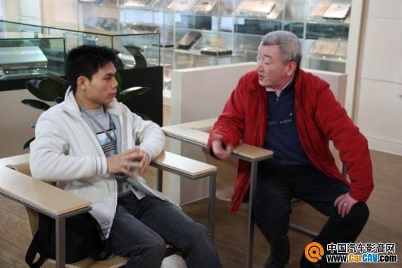 笔者（左）采访上海车之宝总经理孙力