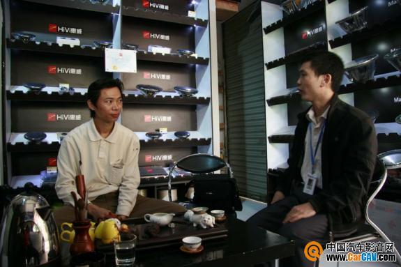 曼波汽车音响总经理梁天胜（左）与CarCAV.com主编廖建华在一起相互交流