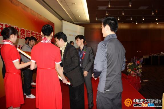 IASCA中国总裁林键忠先生作为见证人上台签名，倡导“标准”的推行。
