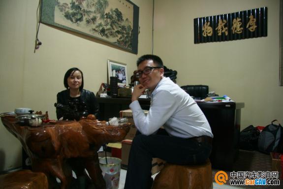 路凯总经理范红梅（左）与深圳大能环境科技销售总监牛默然（右），两人相谈甚欢