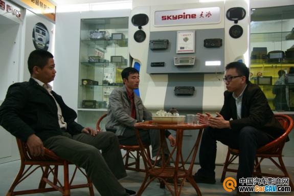 左起：侠客行副总经理李先生、侠客行总经理徐毅群先生、深圳大能环境销售总监牛默然先生