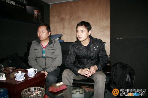 左起:和兴总经理裴小青、和兴音响改装师傅