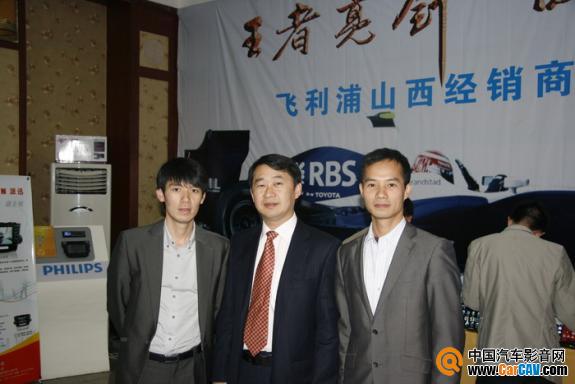 左起：CarCAV运营总监阿锦、华飞商贸总经理毛剑英、惠州凯越（图音）销售总监姚锦标