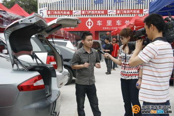 音乐车坊总经理郑少煌正在接受厦门电视台的采访