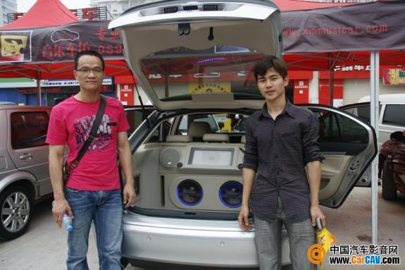 左起：福建漫博汽车音响总经理陈龙锋、漫博汽车音响店长赖柏林