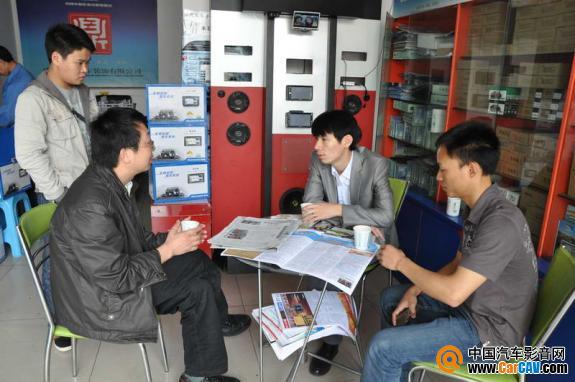 左起：定翔商贸有限公司总经理陈礼强、CarCAV.com运营总监饶联锦、客户经理高正武，在店里交流