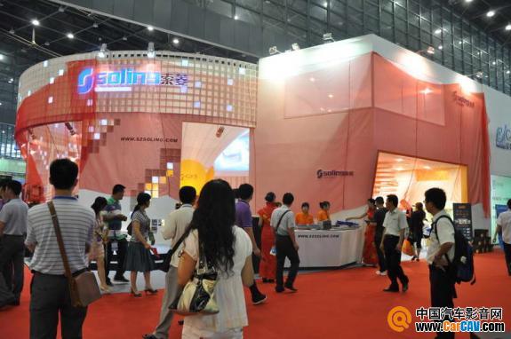 深圳索菱在第七届中国汽车用品（郑州）交易会上的展位图，观众都在猜为什么LOGO上还蒙着一层薄薄的红纱