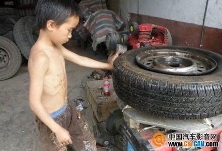 该用手，该用脚；该扳哪里，该扭动什么，有条不紊，井然有序，现代化的轮胎拆卸机器，他使用起来，可谓驾熟就轻。他真是一个熟练的轮胎修补童工呢。