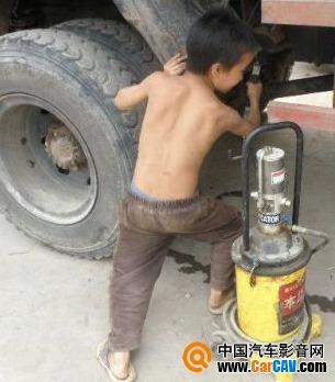 他只有十岁，他的身高最多一米，他的名字不一般：王伟。可是，他的本事更不一般：他已经有四五年“工龄”，他已经是一个熟练的汽车修理工。