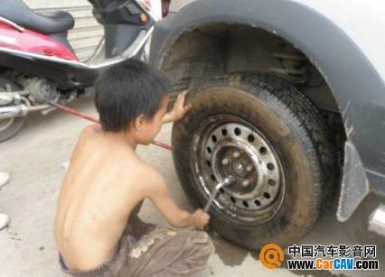 原来，这个轮胎修补店是他伯伯开的，主要的师傅，是他这个穿黄衣服的哥哥。小王伟说，他在这里干活，不是谁把他当童工，也没有报酬，他修理汽车，完全是读书、玩耍之余的“业余爱好”。