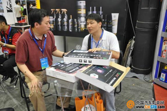 上海妙声总经理穆雨平（左）与安博士总经理龙辉（右）在展会现场交流