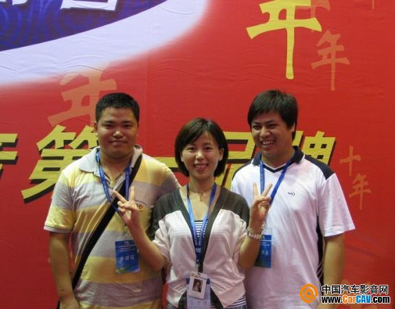大能隔音大区经理刘坤（左）、CarCAV郑铭心、大能隔音小谢（右）合影