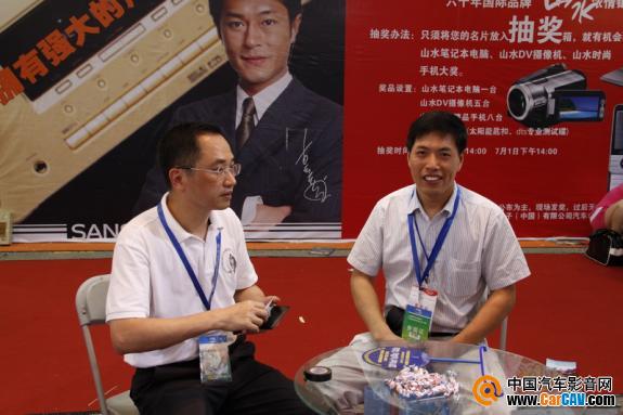 佳世田副总经理蓝海坤（左）与客户交流