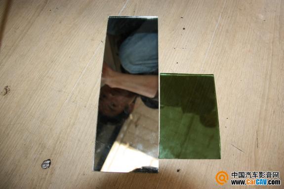左边是镜子，右边是镀膜玻璃，镀膜玻璃有一面是像镜子一样反射度比较强。