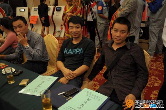 南宁车音界总经理姚新勇（中）和岑溪车元素技术总监李国华（右）出席此次会议