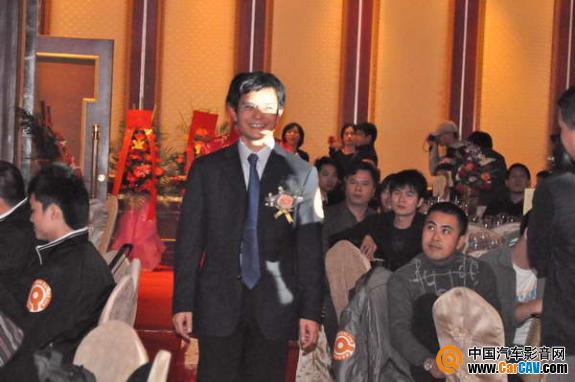 中国汽车影音网广州办事处广州先歌兄弟企业总经理潘永久先生走红地毯步入现场