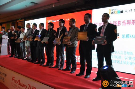 马来西亚NTC集团董事长黄添才为获奖品牌代表颁奖。