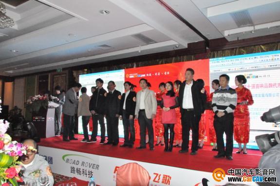惠州华阳通用电子有限公司副总经理沐扣晓为获奖品牌代表颁奖。