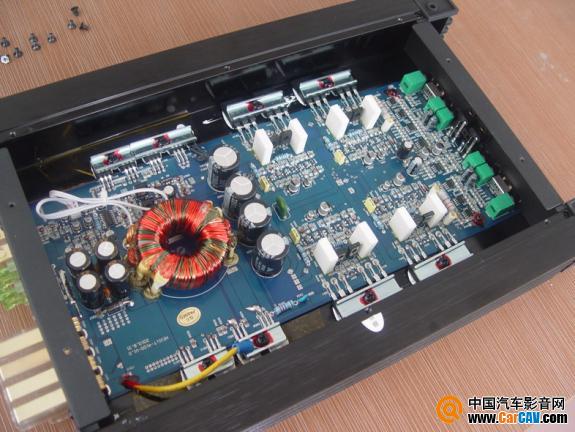放大器采用双面的电路板大量使用贴片元件，节省了电路板的面积，电子元件都以对称的布局进行合理的排列