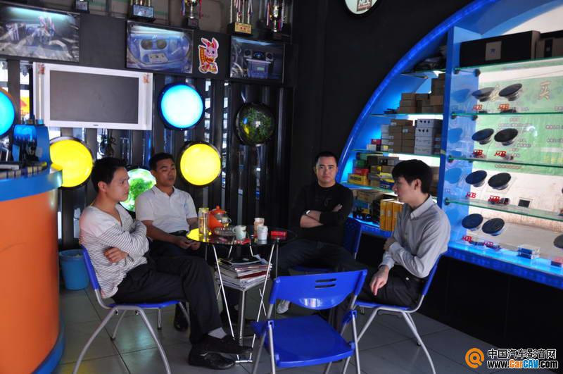 CarCAV运营总监阿锦（右一）与信捷总经理李志强（左一）在店内交流