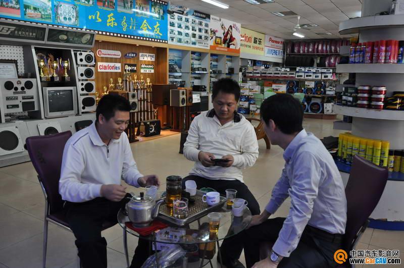 阿锦（右一）与海昌总经理黄海（左一）在店内交流