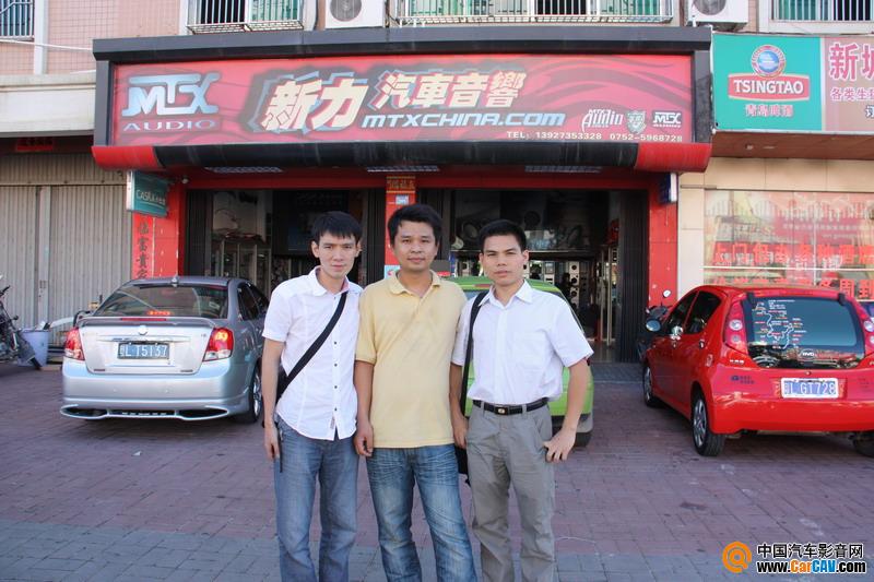 左起CarCAV.com运营总监阿锦、惠东新力汽车音响总经理曾航斌、CarCAV.com总编陈胜华