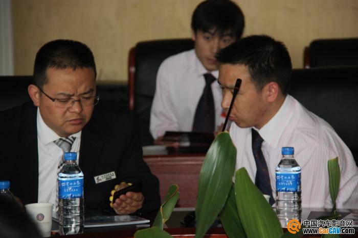 左边的是云南汽车用品商会李秘书长，右边那位就是昆明天歌汽车音响有限公司总经理唐天清。