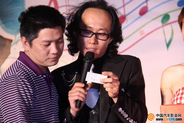左：广州飞歌JBL总代理罗杰抽奖！右：小咏歌宣读获奖者！